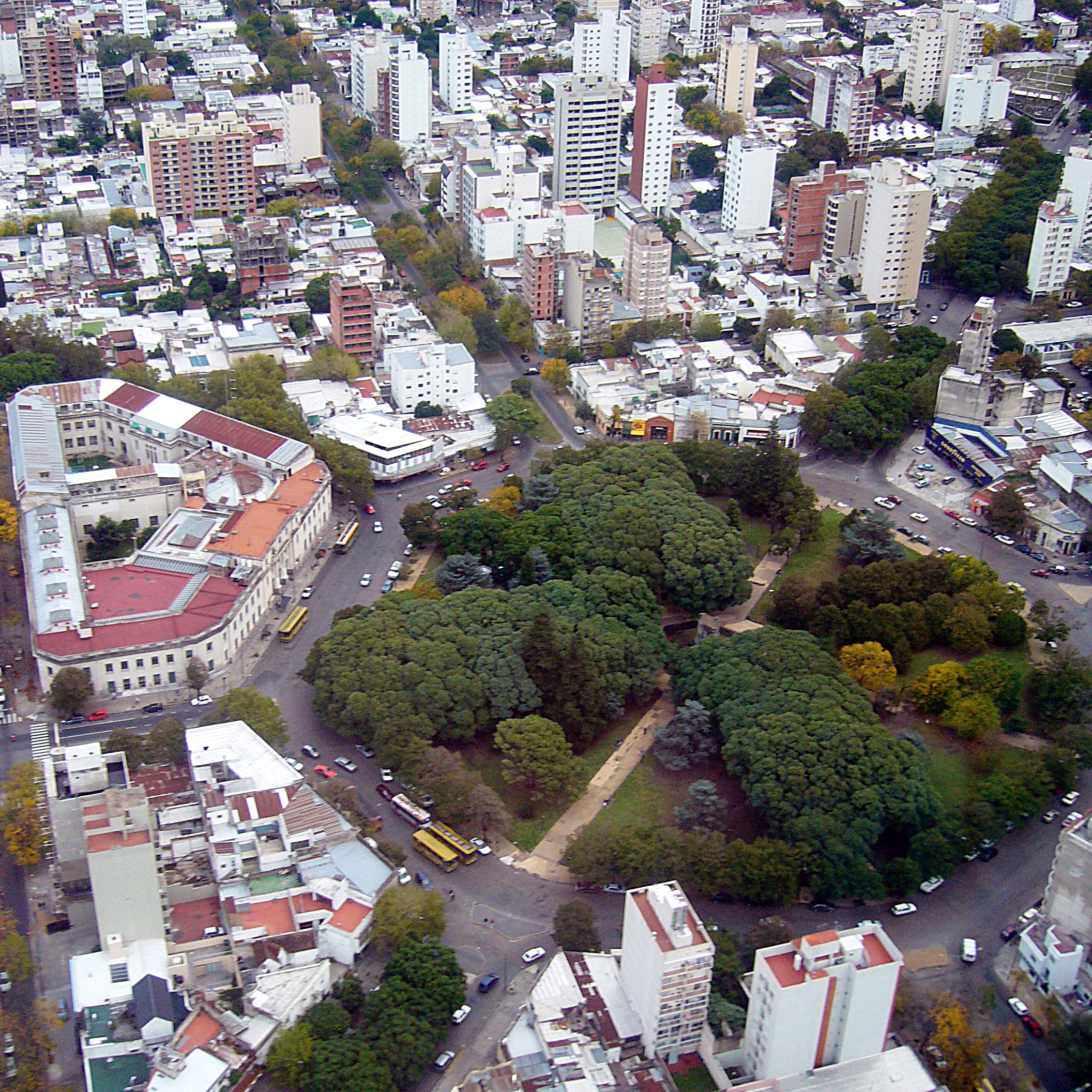 Vista aérea de la Plaza Dardo Rocha, La Plata, Buenos Aires, Argentina (Foto Rafael Estrella, CC BY-SA 2.0)